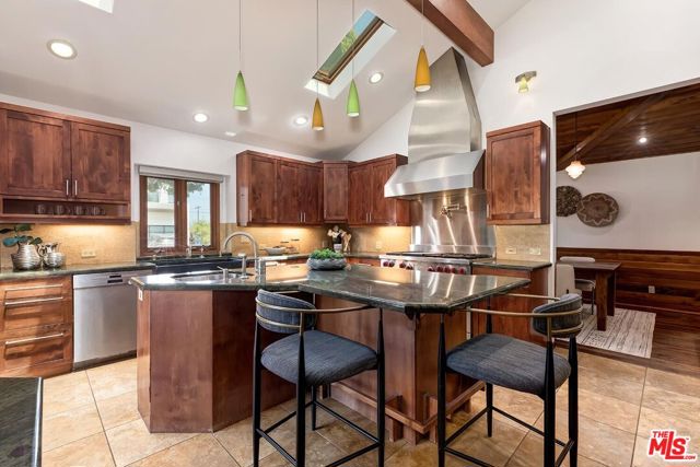 3201 Maplewood Avenue, Los Angeles CA: https://media.crmls.org/mediaz/0817de21-e883-4670-b90d-5f2d92baa97e.jpg