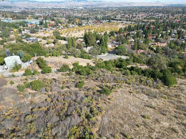 3984 Foothill Rd, Pleasanton CA: https://media.crmls.org/mediaz/0818a8fe-0aac-46cc-81ce-60b5a16822e9.jpg
