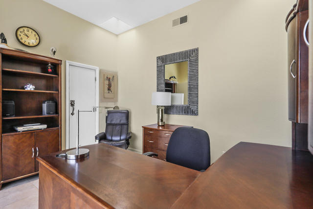 45550 Navajo Road, Indian Wells CA: https://media.crmls.org/mediaz/08199d1c-3ce0-4748-b891-b88f1dd3b2f9.jpg