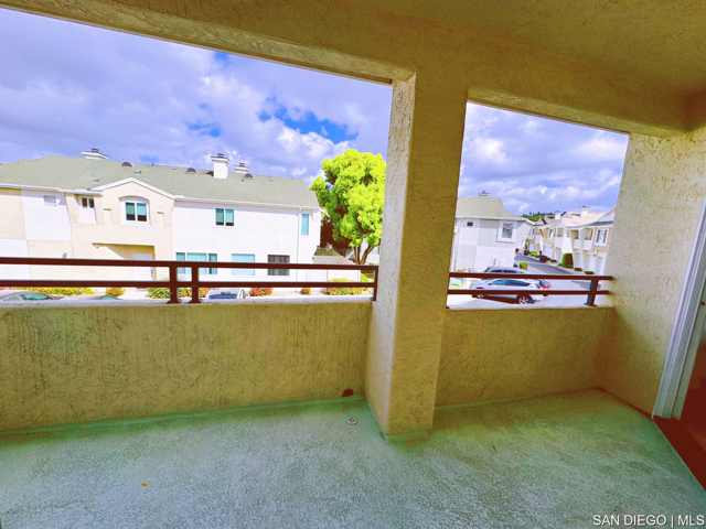 11892 Scripps Creek DR, San Diego CA: https://media.crmls.org/mediaz/081a2316-8f4f-476c-a2f4-856b4bac43d3.jpg