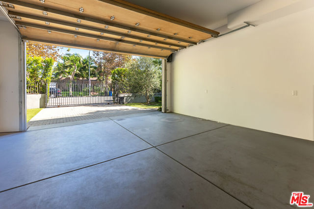 633 N Crescent Heights Boulevard, Los Angeles CA: https://media.crmls.org/mediaz/081a503a-f46c-48bf-8abb-a4ef44b0959a.jpg