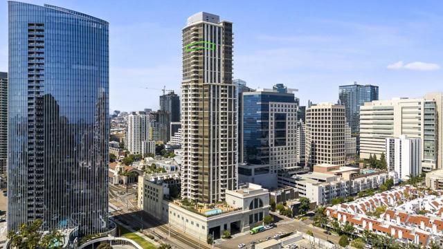 700 W E St, San Diego CA: https://media.crmls.org/mediaz/081a6416-6bd1-402c-9b89-af5eb155fd36.jpg