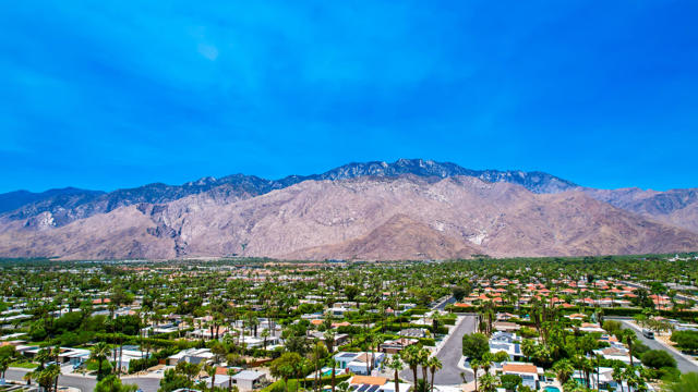 2450 Quincy Way, Palm Springs CA: https://media.crmls.org/mediaz/081c8bcd-64a3-44f4-9f54-f3f99b5b09b5.jpg