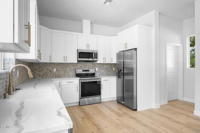 Detail Gallery Image 8 of 26 For 12323 Foxcroft Pl, Granada Hills,  CA 91344 - 3 Beds | 2/1 Baths