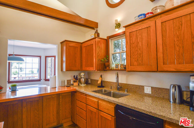 11136 Lucerne Avenue, Culver City CA: https://media.crmls.org/mediaz/081e34a2-0a6d-46c6-afa1-167d4180e289.jpg