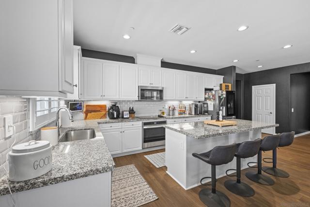 28382 Hopscotch dr,  CA: https://media.crmls.org/mediaz/081e494e-bd21-428d-8c27-d0f209b94e9d.jpg