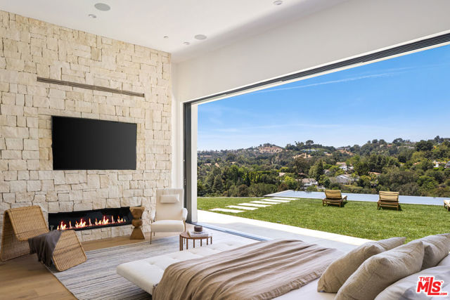 9715 Arby Drive, Beverly Hills CA: https://media.crmls.org/mediaz/081e8999-34a6-4911-9902-3a6319b7c891.jpg
