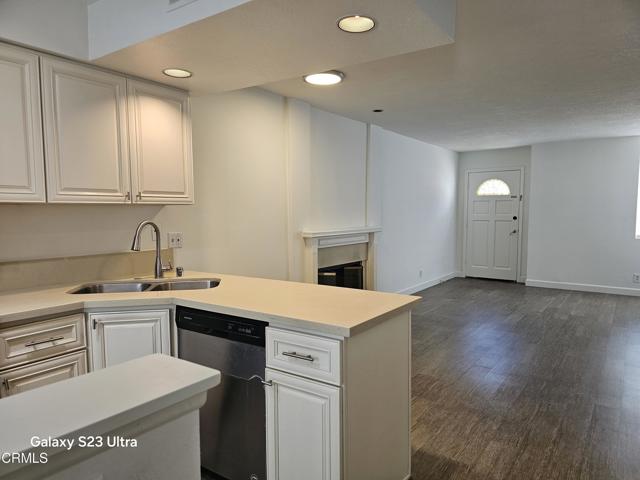 3075 Foothill Boulevard, La Crescenta CA: https://media.crmls.org/mediaz/081f0aeb-ed1e-4042-8184-0c6eddca7974.jpg