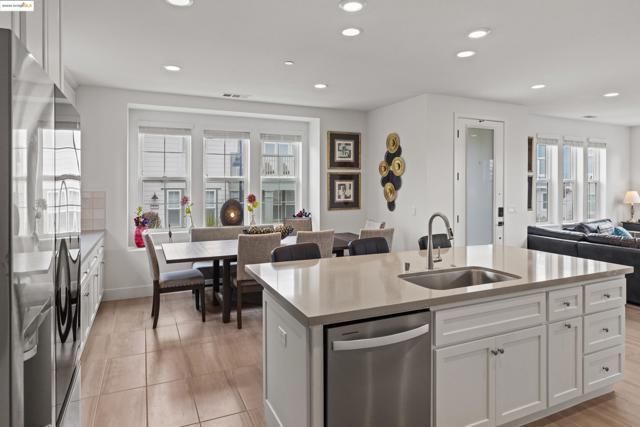 2810 Telegraph Blvd, Marina CA: https://media.crmls.org/mediaz/081f783e-1e50-4a57-a4d1-63ded294e676.jpg