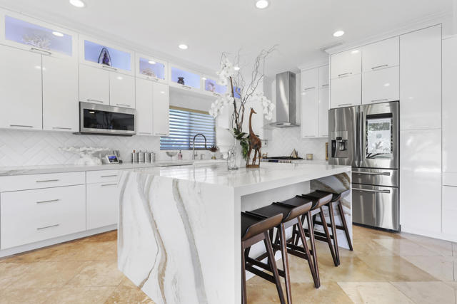 49845 Lago Drive, La Quinta CA: https://media.crmls.org/mediaz/081f90aa-9049-4306-80e2-663638f6099e.jpg