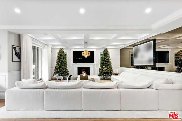 5000 Petit Avenue, Encino CA: https://media.crmls.org/mediaz/082030e1-77c0-44f9-843b-a2e654038c0f.jpg