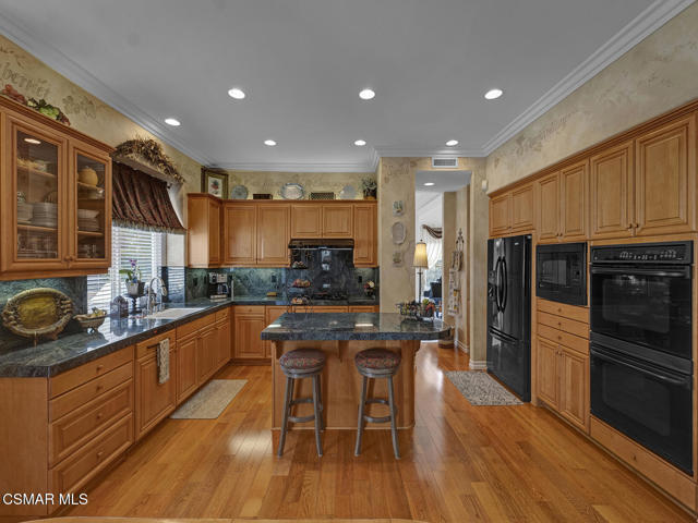 331 Briar Bluff Circle, Thousand Oaks CA: https://media.crmls.org/mediaz/08203983-ecd8-4747-8143-46f7b9f883fd.jpg