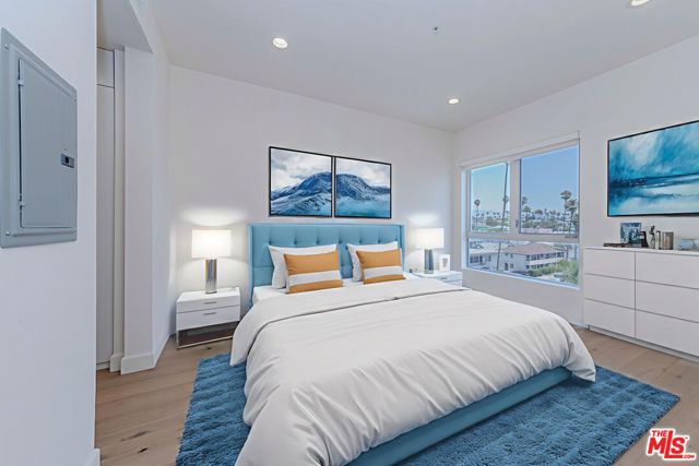 105 S Mariposa Avenue, Los Angeles CA: https://media.crmls.org/mediaz/08204f45-5b42-408a-8b76-2b63baf9352a.jpg