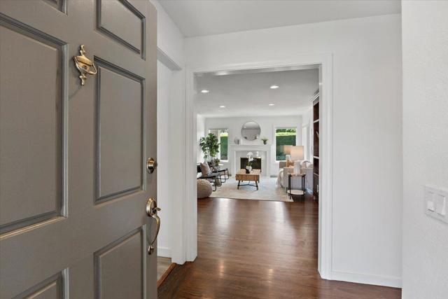 539 Los Ninos Way, Los Altos CA: https://media.crmls.org/mediaz/0820fc4a-42e4-4e28-939e-76e361af9685.jpg