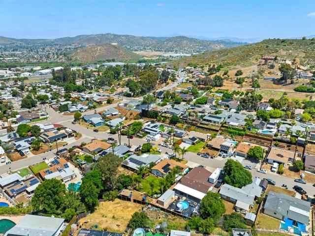 9126 Heatherdale St, Santee CA: https://media.crmls.org/mediaz/08213151-99a9-420e-ba5b-02d7348e9f17.jpg