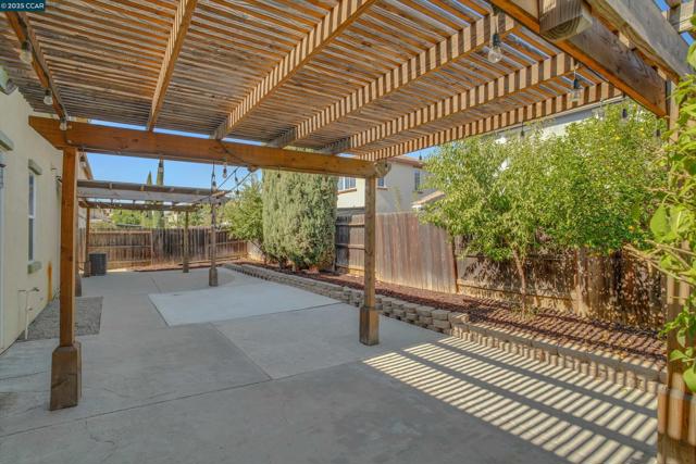 1411 Granite Creek Dr, Patterson CA: https://media.crmls.org/mediaz/0821ce3c-8d96-4317-81f6-3c066274181d.jpg