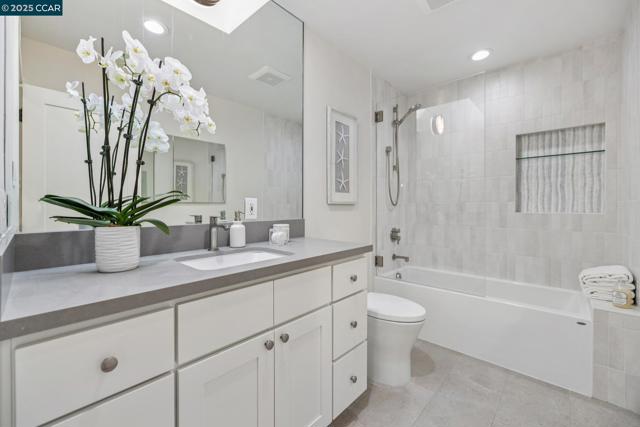 241 E Creek Dr, Menlo Park CA: https://media.crmls.org/mediaz/082274ae-af30-45a6-a578-b806eb8fd795.jpg