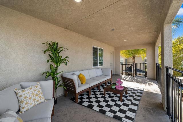 523 9th St, Imperial Beach CA: https://media.crmls.org/mediaz/0822b3ed-40f0-42aa-8ea7-c7c679c0e604.jpg