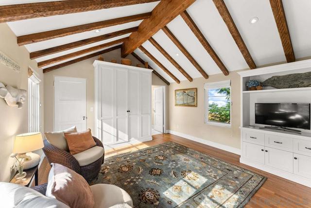 7725 Whitefield Pl, La Jolla CA: https://media.crmls.org/mediaz/08233caf-6a0f-4baa-b0f5-b8adf263bf1a.jpg