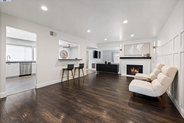 2889 Biddleford Drive, San Ramon CA: https://media.crmls.org/mediaz/0823bf34-512a-4cab-8ba8-9db88c19d668.jpg