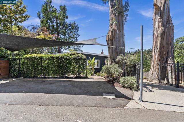 5915 ALHAMBRA AVE, Oakland CA: https://media.crmls.org/mediaz/0823d988-2ce8-432e-ab7b-34d0e6fd0638.jpg