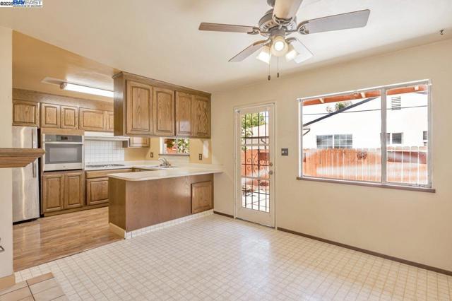 40122 Besco Dr, Fremont CA: https://media.crmls.org/mediaz/0823fcf5-84ee-4c29-8304-72d3fa0c4f11.jpg