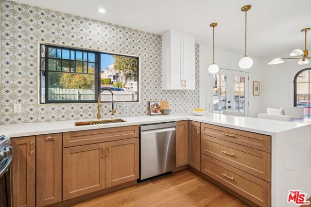 2353 Lucerne Avenue, Los Angeles CA: https://media.crmls.org/mediaz/08242d24-d15e-4ba2-a38a-71a3e521c0dc.jpg