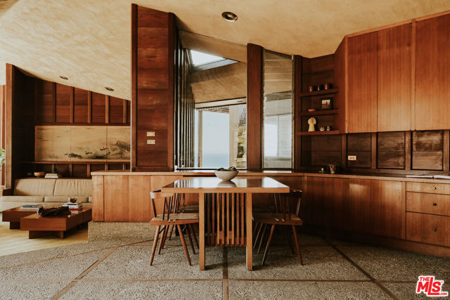 8 Sea Cove Drive, Rancho Palos Verdes CA: https://media.crmls.org/mediaz/0824710c-0cc6-4d41-91c6-34032491ea94.jpg