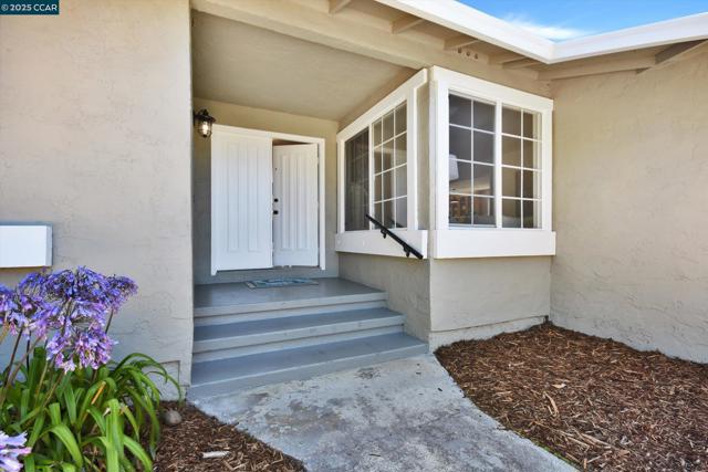 423 Casa Del Mar Dr, Half Moon Bay CA: https://media.crmls.org/mediaz/08247173-de1a-40bf-991d-5e6b4e587d4b.jpg