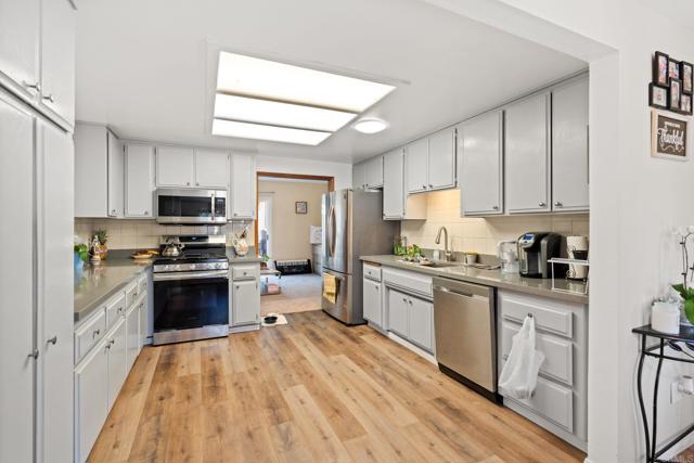 1565 Chestnut Avenue, Carlsbad CA: https://media.crmls.org/mediaz/0825c435-6793-4e89-9a1d-e5c9b08d1eda.jpg