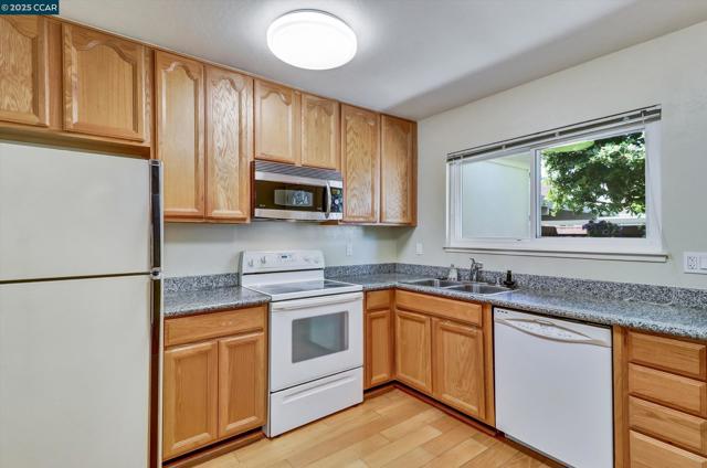 1598 Schenone Ct, Concord CA: https://media.crmls.org/mediaz/08260b0a-f8fe-40a5-a7d8-4b1fa584df33.jpg
