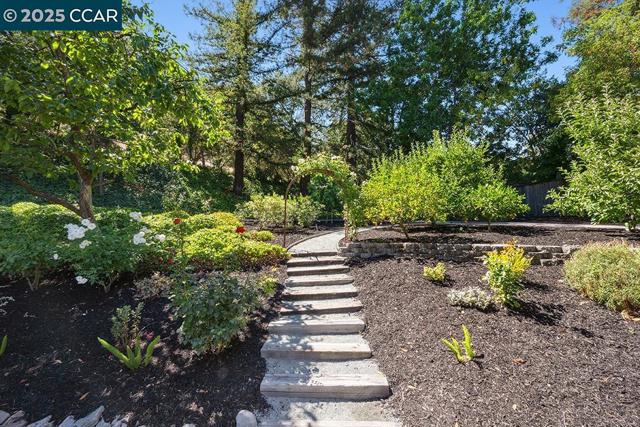 4 Harold Dr, Moraga CA: https://media.crmls.org/mediaz/082696b5-c719-490d-8665-ec209481ffdc.jpg