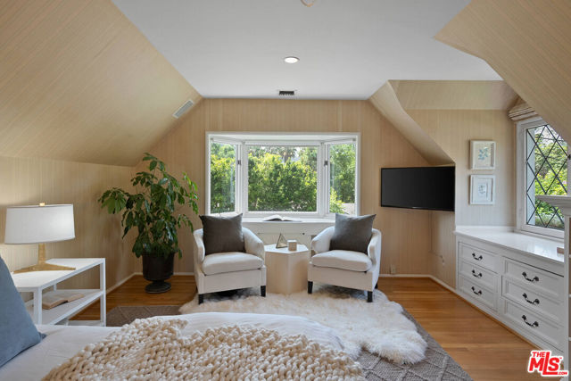 11818 Laurel Hills Road, Studio City CA: https://media.crmls.org/mediaz/0826fb49-8be9-4ff3-8e17-f095691eb211.jpg