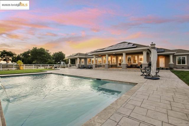 430 Ellisa Ln, Brentwood CA: https://media.crmls.org/mediaz/0827385c-ce1b-4710-8881-3deeacdb3111.jpg