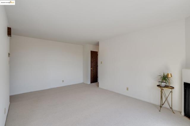 5177 Diamond Heights BLVD, San Francisco CA: https://media.crmls.org/mediaz/0827baf0-1372-4c7b-8d49-81526811536b.jpg