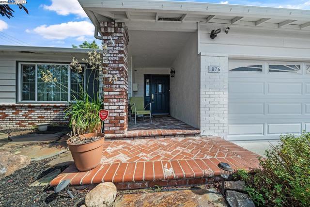 1876 Lynwood Dr, Concord CA: https://media.crmls.org/mediaz/082959f4-c2c5-4531-b0c1-97a940bb825a.jpg