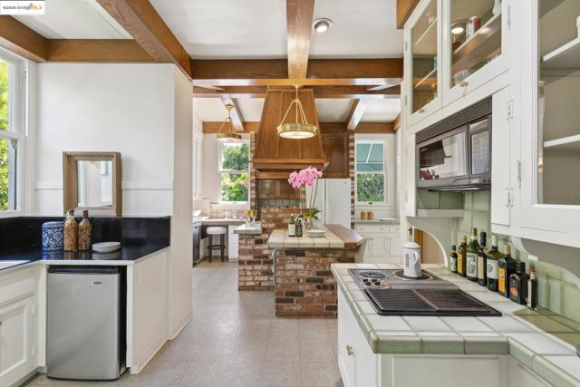 22 Sea View Ave, Piedmont CA: https://media.crmls.org/mediaz/0829fcdf-c493-4a1e-a800-9353da287e2e.jpg