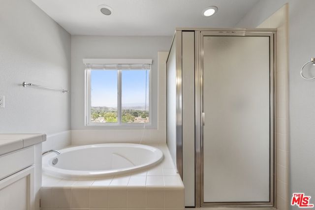 19723 Ellis Henry Court, Santa Clarita CA: https://media.crmls.org/mediaz/082ab07a-61fe-4190-8679-1e28c8029eb2.jpg