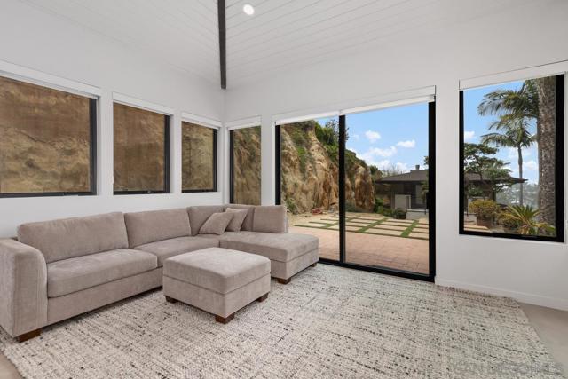 341 Hidden Pines Road, Del Mar CA: https://media.crmls.org/mediaz/082b2442-d8b4-4251-bd87-6321ab081550.jpg