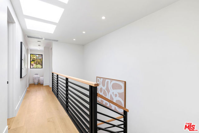 2565 Patricia Avenue, Los Angeles CA: https://media.crmls.org/mediaz/082bae9a-05dd-4e18-9a4d-d77100be60aa.jpg