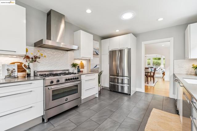 714 Evelyn Ave, Albany CA: https://media.crmls.org/mediaz/082bce56-5d6c-42a4-bb51-6004732c142e.jpg
