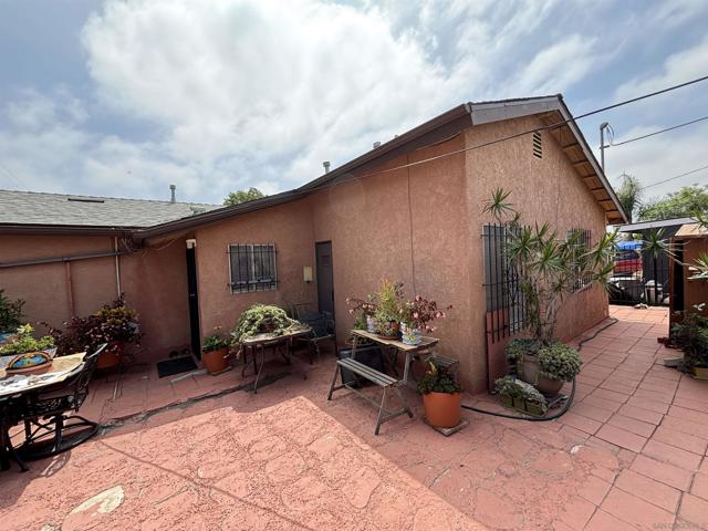 872 74 Duval St, San Diego CA: https://media.crmls.org/mediaz/082be767-f024-4cc4-ad5c-3f49c3fc9056.jpg