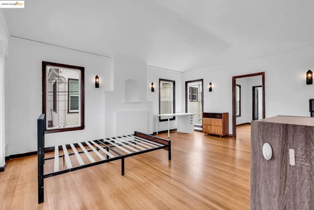 2340 Virginia St, Berkeley CA: https://media.crmls.org/mediaz/082c534e-8dde-4023-8feb-e8c56bc23a60.jpg