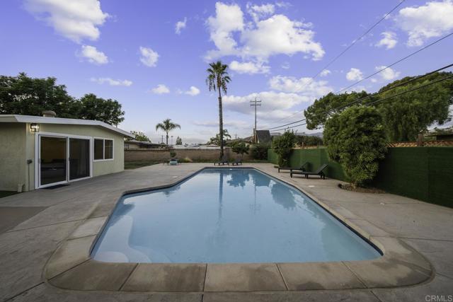 9903 Lindo Lake Place, Lakeside CA: https://media.crmls.org/mediaz/082c5c3d-378f-4a70-bfcc-5c3f2377e412.jpg