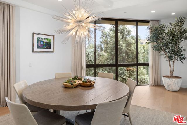 300 N Swall Drive, Beverly Hills CA: https://media.crmls.org/mediaz/082ccbf9-4b70-4555-9b24-86950b85734e.jpg