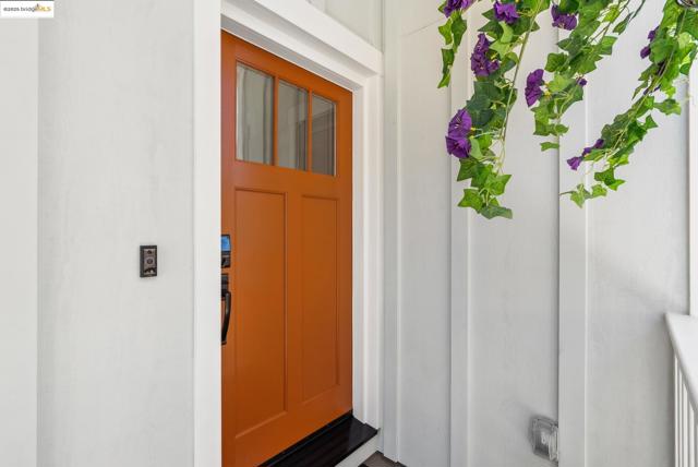 4428 Howe St, Oakland CA: https://media.crmls.org/mediaz/082ce099-fe65-495d-85a0-7de789848ecb.jpg