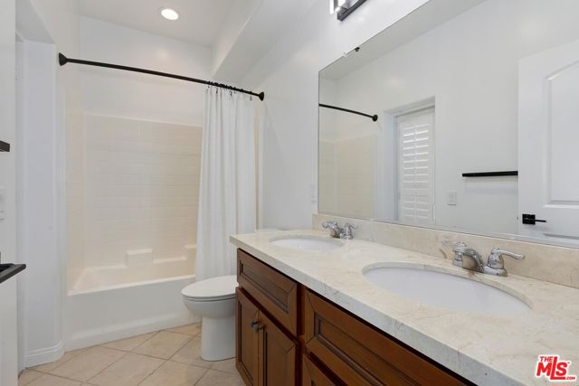 1521 S HAYWORTH Avenue, Los Angeles CA: https://media.crmls.org/mediaz/082d378d-6266-4faf-a096-49fb5049c5f7.jpg