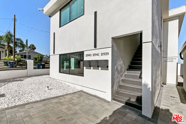 10943 Christine Way, Tujunga CA: https://media.crmls.org/mediaz/082d9209-ae51-43e7-8f25-d22919fdc350.jpg