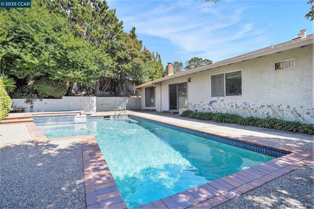 3323 Diablo Cir, Pinole CA: https://media.crmls.org/mediaz/082db8c7-f78e-46a7-aa30-3ce43b226c28.jpg