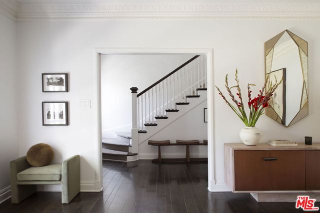 204 S Plymouth Boulevard, Los Angeles CA: https://media.crmls.org/mediaz/082e5e24-324d-4e90-b6f2-068df7c4de8f.jpg